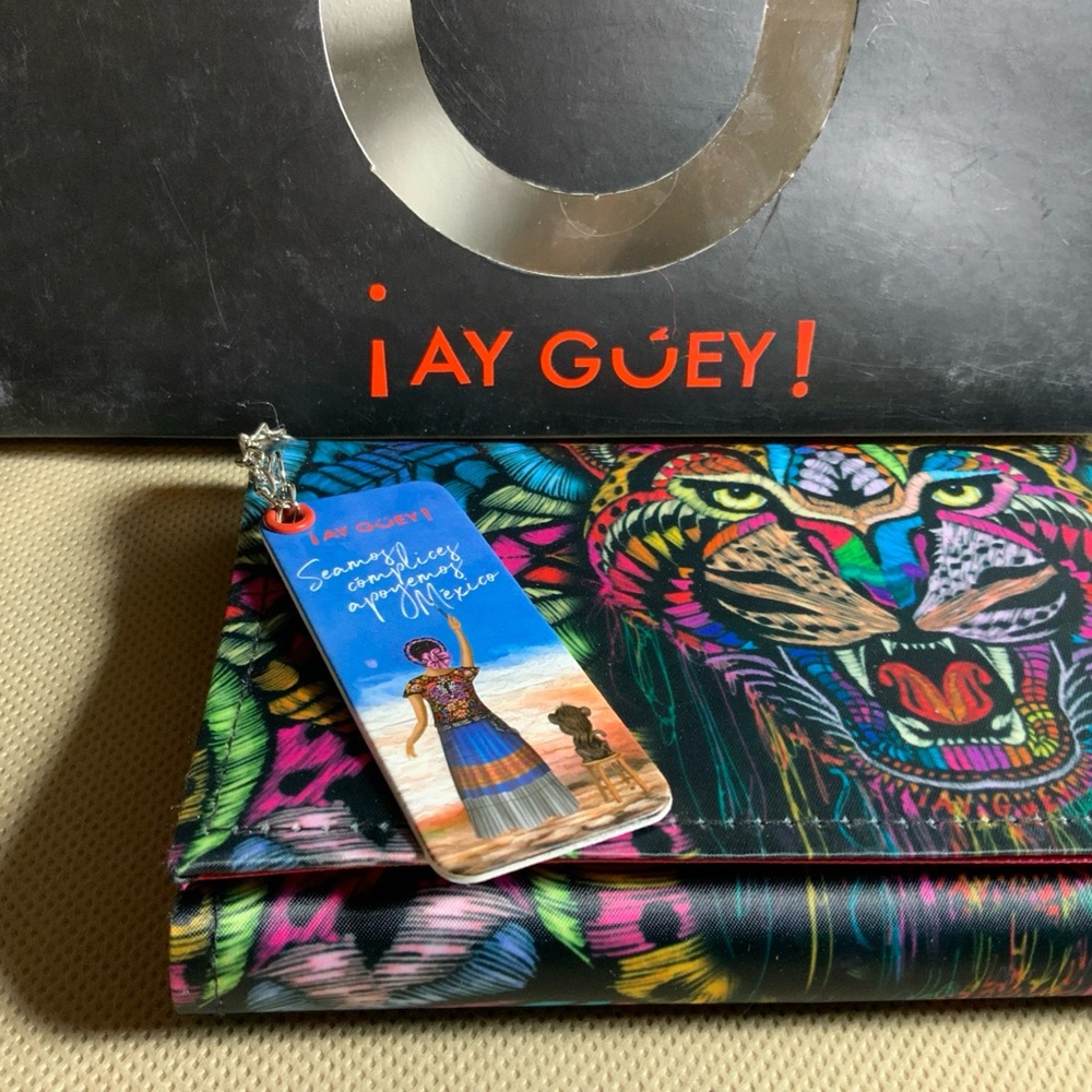 Wallet beautifully crafted wallet, exquisitely designed a must have for the pop.